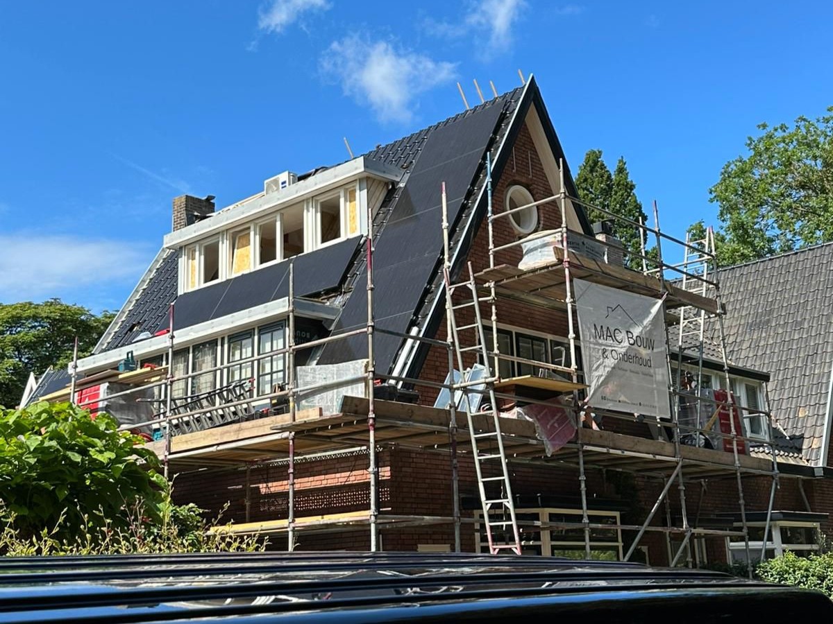 Woning in renovatie met steigers langs de gevel.
