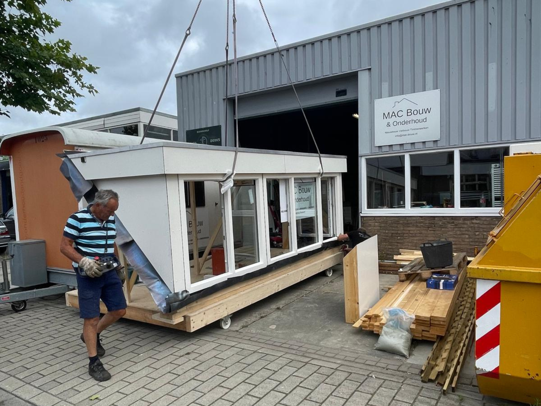 Prefab aanbouwdeel met ramen voor een bedrijfshal.